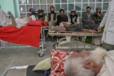 Des patients et leurs proches attendent dans un couloir de l'hôpital Mirwais de Kandahar (Afghanistan), le 27 septembre 2021