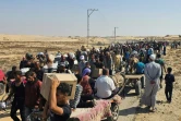 Des Gazaouis déplacés sur une route menant à un site de distribution d'aide de la société GHF à Rafah, dans le sud de la bande de Gaea, le 5 juin 2025