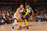 Stephen Curry des Golden State Warriors dribble Ja Morant des Memphis Grizzlies dans le match 2 de la demi-finale de Conférence Ouest en NBA le 3 avril 2022 à Memphis
