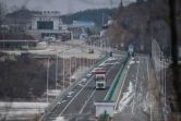 Un camion entre dans la zone économique spéciale de Rason, en Corée du Nord, en franchissant le pont international depuis la Chine, le 21 novembre 2017