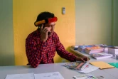 Jawaruwa Waiapi est le premier Indien Waiapi à être devenu conseiller municipal de la ville de Pedra Branca. Au bureau, il travaille en jean et chemise, et remet son pagne traditionnel quand il retourne auprès des siens. Photo prise le 12 octobre 2017