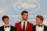 Le jeune acteur belge Gustav De Waele, le réalisateur Lukas Dhont et Eden Dambrine avant la projection de "Close" le 26 mai 2022 au festival de Cannes 