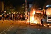 Un bus incendié pendant une manifestation devant le domicile du président, le 31 mars 2022 à Colombo, au Sri Lanka