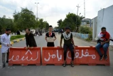 Des manifestants antigouvernementaux bloquent l'accès à un bâtiment officiel à Najaf, dans le centre de l'Irak, le 4 novembre 2019