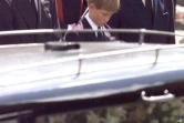 Les princes William, Harry et leur père, le prince Charles, suivent le cercueil de la princesse Diana qui quitte l'abbaye de Westminster à Londres lors de ses funérailles le 6 septembre 1997