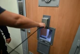 Au quartier de prise en charge de la radicalisation" (QPR) de la prison de la Santé, le 12 juillet 2019. Les portes ont la particularité de pouvoir s'ouvrir vers l'intérieur ou vers l'extérieur et sont équipées d'un passe-menottes, une trappe utilisée en cas de danger
