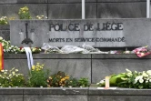 Des fleurs déposées devant le quartier général de la police de Liège le 30 mai 2018 après la mort de  deux policières assassinées lors d'une attaque revendiquée par l'organisation Etat islamique (EI)