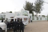 Des policiers devant l'entrée de l'hôpital Mame Abdoul Aziz Sy Dabakh, le 26 mai 2022 à Tivaouane, au Sénégal 
