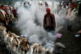 Un prêtre aborigène Bunun entouré par des villageois à Chishang (Taïwan), lors d'une fête de la chasse, le 1er mai 2021