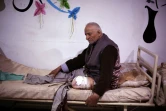 Un homme blessé dans une frappe aérienne reçoit des soins dans un hôpital de fortune dans la Ghouta orientale, une enclave rebelle près de Damas bombardée par le régime syrien le 25 février 2018