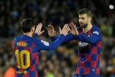 L'attaquant argentin de Barcelone, Lionel Messi, félicité par son coéquipier, le défenseur Gerard Piqué (d), après son penalty marqué lors du match de Liga face à la Real Sociedad, au Camp Nou, le 7 mars 2020
