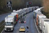 Des camions stockés sur une autoroute menant au port de Douvres, à Mersham, le 24 décembre 2020