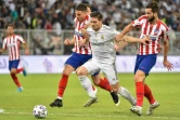 L'attaquant serbe du Real Luka Jovic (c) retenu par le défenseur brésilien de l'Atlético Felipe (d) en finale de la Supercoupe d'Espagne, le 12 janvier 2020 à Jeddah 