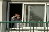 L'ancien président égyptien Hosni Moubarak salue ses partisans depuis la fenêtre de sa chambre à l'hôpital militaire Maadi, le 6 octobre 2016 au Caire, à l'occasion du 43e anniversaire la guerre d'octobre 1973 
