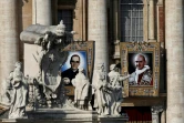 Les portraits du pape Paul VI et de l'archevêque martyr salvadorien Oscar Romero pendant leur cérémonie de canonisation au Vatican le 14 octobre 2018