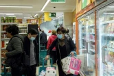 Des personnes portant des masques de protection font leurs courses dans un supermarché, le 10 mars 2020 à Madrid, en Espagne