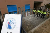 Des policiers montent la garde à côté des murs endommagés d'un tribunal de Séoul, le 20 janvier 2025, après que des partisans du président sud-coréen Yoon Suk Yeol ont pris d'assaut le bâtiment le 19 janvier