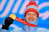 La joie du Norvégien Johannes Boe, champion olympique de la mass-start, lors de la cérémonie protocolaire aux Jeux de Pékin, le 19 février 2022 à Zhangjiakou