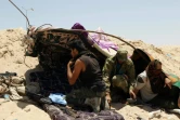 Des combattants des forces gouvernementales libyennes tiennent leur position à Syrte, le 25 juin 2016 face aux jihadistes de l'EI