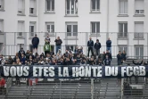 Les supporteurs de Bordeaux manifestent leur mécontentement, lors d'un match à Brest, le 21 mai 2022
