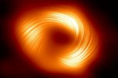 Vue polarisée de la lumière ceinturant le trou noir supermassif Sagittarius A* au coeur de la Voie lactée, dans une image distribuée par l'Observatoire européen austral le 27 mars 2024 
