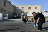 La police inspecte la cour de la mosquée de Pontanezen où ont été tirés des coups de feu, à Brest le 27 juin 2019