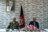 Le ministre de la Défense Abdullah Habibi (G) et le chef d'Etat-major de l'armée afghane le général Qadam Shah Shahim lors d'une conférence de presse le 24 avril 2017 à Kaboul