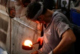 Un ouvrier dans une usine de recyclage du verre brisé à la suite de l?explosion de Beyrouth, dans la ville portuaire de Tripoli, dans le nord du Liban, le 25 août 2020