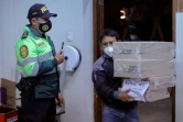 Un employé de l'Office national du Processus électoral au Pérou distribue du matériel dans des bureaux de vote près de Lima le 5 juin 2021