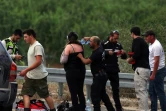 Des secouristes viennent en aide à des habitants bloqués par les incendies, près de Bet Shemesh, dans le centre d'Israël, le 30 avril 2025