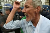 Un manifestant algérien crie des slogans à côté des forces anti-émeutes à Alger, le 24 mai 2019