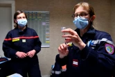 Une infirmière du Service départemental d'incendie et de secours prépare une dose de vaccin anti-Covid le 29 janvier 2021 sur l'île d'Hoëdic, dans le Morbihan