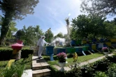 Un apiculteur enfume des ruches dans une ferme apicole, le 13 mai 2020 à Plasa, en Albanie