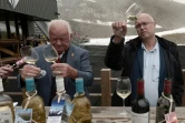 Le somelier Yves Bottasso (g) et l'?nologue à la faculté d??nologie à Toulouse Jean-Christophe Simon goutent un Chateau de Lugey blancs, à Cauterets dans les Pyrénées, le 7 juin 2018