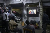 Des habitants regardent à la télévision la conférence de presse du président Macky Sall, le 22 février 2024 à Dakar, au Sénégal