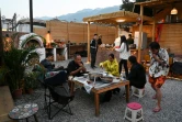 Des Chinois partagent un repas dans une "maison de retraite pour jeunes" à Dali, dans la province du Yunnan, dans le sud-ouest de la Chine, le 2 avril 2025