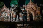 Un policier birman monte la garde dans le site de Bagan, déserté par les touristes et menacé par les pillards, le 22 juin 2020