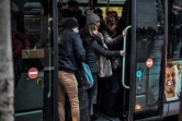 Des usagers tentent de monter dans un bus le 2 janvier 2020 à Paris