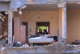 Des Palestiniennes dans les ruines d'un bâtiment détruit par les frappes israéliennes, à Beit Hanun, dans le nord de la bande de Gaza, le 21 mai 2021
