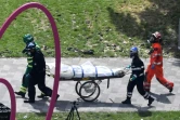 Des policers et des secouristes évacuent le corps d'une victime de l'incendie de la tour Grenfell à Londres, le 16 juin 2017
