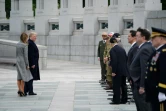 Donald Trump et la Première dame Melania saluent des anciens combattants de la Seconde Guerre mondiale, le 8 mai 2020 à Washington