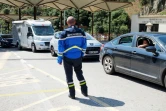 Des gendarmes contrôlent le passage de la frontière entre la France et l'Espagne au Perthus le 20 août 2017 au lendemain des attentats jihadistes de Barcelone et Cambrils