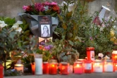 Bougies et bouquets de fleurs pour la journaliste maltaise Daphne Caruana Galizia, six mois après son assassinat. Le 16 avril 2018 à La Valette