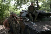 Des soldats ukrainiens à côté d'un véhicule de combat blindé AMX-10 RC de fabrication française, le 10 juillet 2023 dans la région de Donetsk