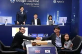Demis Hassabis (g) directeur général de DeepMind serre la main du champion de monde du jeu de go Lee Se-Dol (2e d), à Séoul le 8 mars 2016