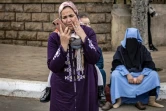 Des familles de Marocains bloqués en Ukraine attendent devant le ministère des Affaires étangères à Rabat le 25 février 2022