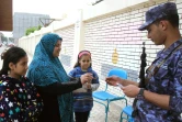 Un soldat contrôle la pièce d'identité d'une Egyptienne à l'entrée d'un bureau de vote d'un quartier d'Alexandrie (nord), lors de la troisième et dernière journée de l'élection présidentielle, le 28 mars 2018