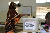 Une femme vote lors des élections législatives au Sénégal, à Dakar le 17 novembre 2024. 