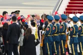 Le président américain Donald Trump (c) et son épouse Melania à leur arrivée à l'aéroport de Pékin, le 8 novembre 2017
