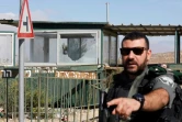 Un membre des forces de sécurité israéliennes à l'entrée de Har Adar, colonie de Cisjordanie occupée, à une quinzaine de kilomètres à l'ouest de Jérusalem, le 26 septembre 2017